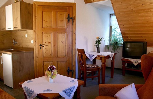 Knau Apartment | Family-Friendly Ferienhof "Alte Försterei" with 9.2/10 Rating