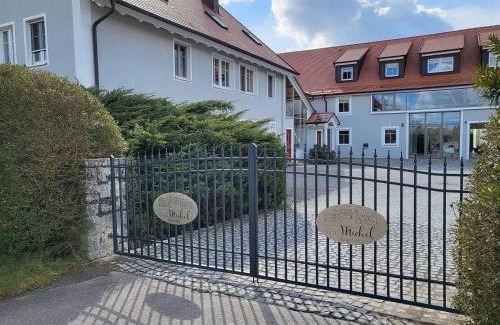 Feuchtwangen House | Pet-Friendly Ferienhof Gutmichel with Pool & Kids' Activities