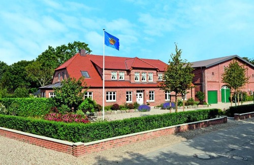 Fehmarn House | Ocean View Retreat: Ferienhof Kähler with Hot Tub & Breakfast