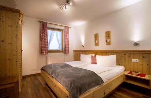 Ried im Zillertal Bed & Breakfast | Oceanfront Retreat at Ferienhof Stadlpoint with Spa Access