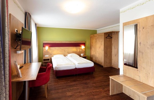 Neumarkt am Wallersee Hotel | Family-Friendly Ferienhotel Herzog with Hot Tub & Great Reviews