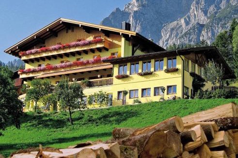 Laubichl Bed & Breakfast | Pet-Friendly Ferienhotel Samerhof with Pool & Hot Tub