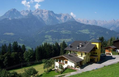 Laubichl Bed & Breakfast | Pet-Friendly Ferienhotel Samerhof with Pool & Hot Tub