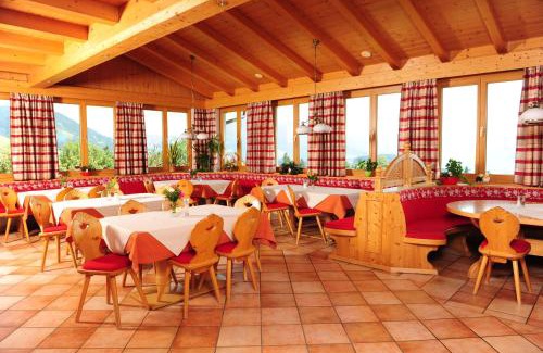 Laubichl Bed & Breakfast | Pet-Friendly Ferienhotel Samerhof with Pool & Hot Tub