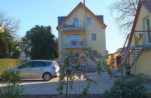 Radebeul Apartment | Cozy Ferienobjekt beim Steinmetzen with Oceanfront Views