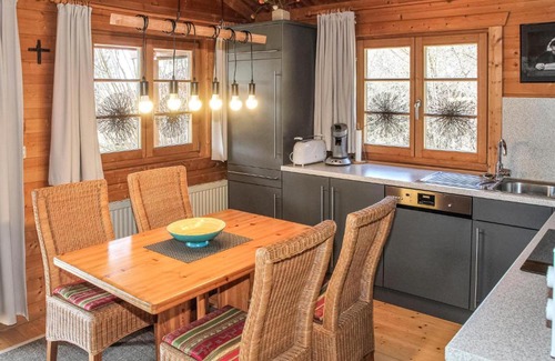 Hayingen House | Family-Friendly Ferienpark Lauterdrfle with Hot Tub & Kitchen