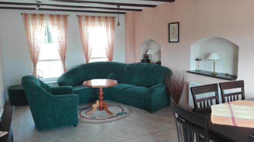 Burg-Dorf Apartment | Discover Ferienunterkunft "Zur Tenne": Family-Friendly Retreat