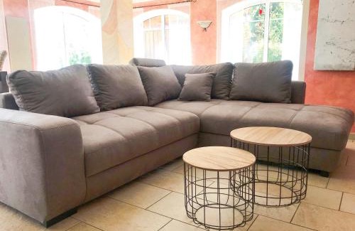 Wackersdorf Apartment | Pet-Friendly Ferienvilla am Brückelsee with Ocean View