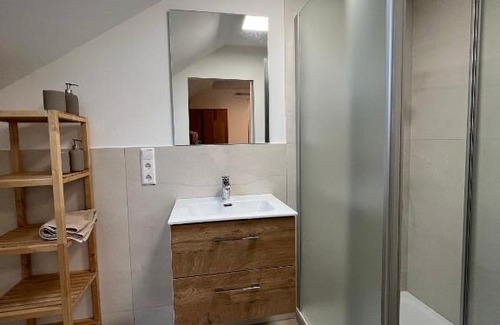 Gleiszellen-Gleishorbach Apartment | Pet-Friendly Ferienweingut Wissing Wohnung Frieda Awaits