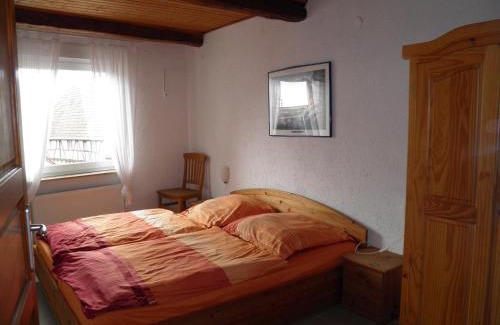 Gocklingen Apartment | Experience Weingut-Ferienhof Schäfer with Ocean View Bliss