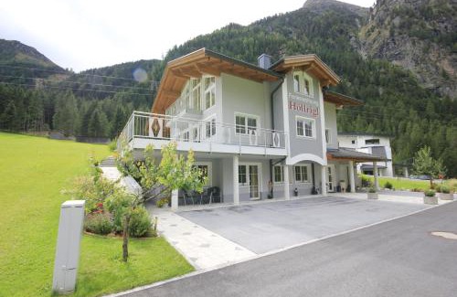 Sankt Leonhard im Pitztal Apartment | Family-Friendly Ferienwohnung Höllrigl with Kitchen Access