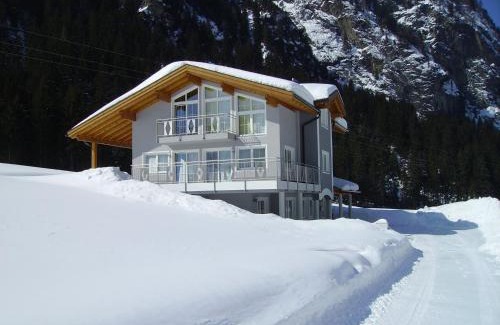 Sankt Leonhard im Pitztal Apartment | Family-Friendly Ferienwohnung Höllrigl with Kitchen Access