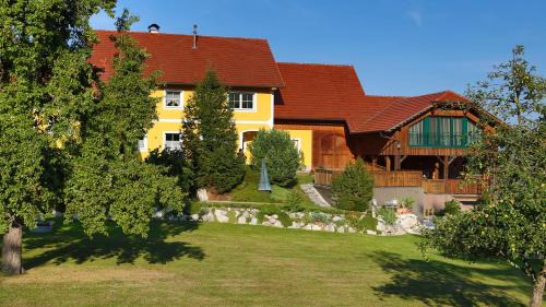 Wallern an der Trattnach Apartment | Family-Friendly Ferienwohnungen Hanetseder with High Ratings