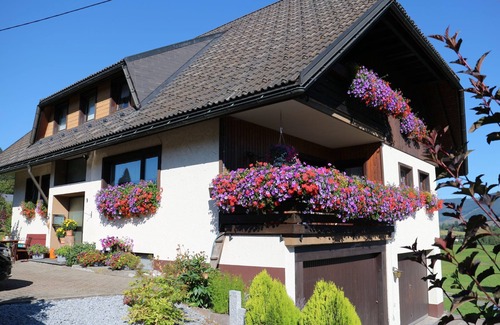 Bernau Apartment | Guest Rated: Ferienwohnung Rechberg with Kitchen & Breakfast