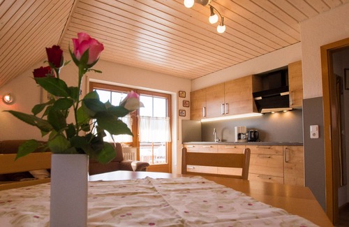 Schnellingen Apartment | Inviting Ferienwohnung Panoramablick with Kitchen & Breakfast