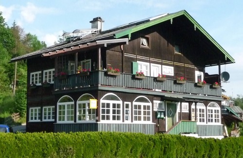 Unterschonau Apartment | Perfect Family Retreat with Balcony & Wheelchair Access