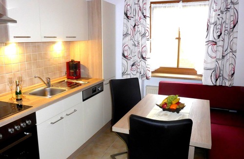 Oberschonau Apartment | Ideal Family Retreat: 2 Bedrooms with Terrace & Kitchen