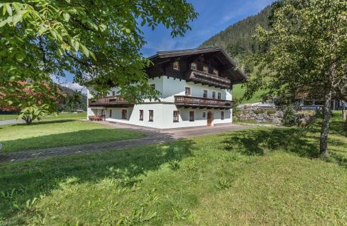 Sankt Martin bei Lofer Apartment | Relaxing Stay at Ferienwohnung Weissbacher for Families & Pets