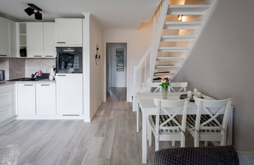 Busumer Deichhausen Apartment | Cozy Oceanfront Apartment for 4 in Büsumer Deichhausen