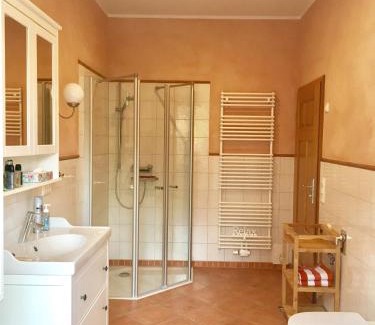 Region Hannover District Apartment | Child-Friendly Retreat at Ferienwohnung im Kuhstall