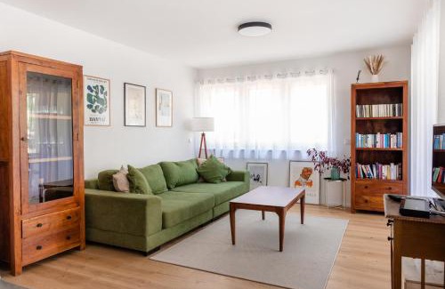 Liggeringen Apartment | Cozy Akazie Apartment with Terrace on Bodanrück