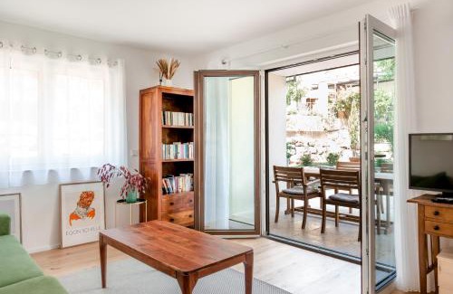 Liggeringen Apartment | Cozy Akazie Apartment with Terrace on Bodanrück
