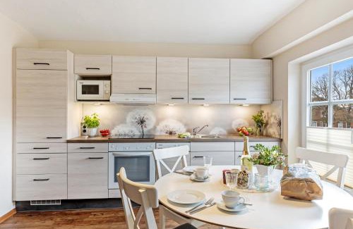 Wenkendorf Apartment | Inviting Ferienwohnung Gänseblümchen with Oceanfront Views