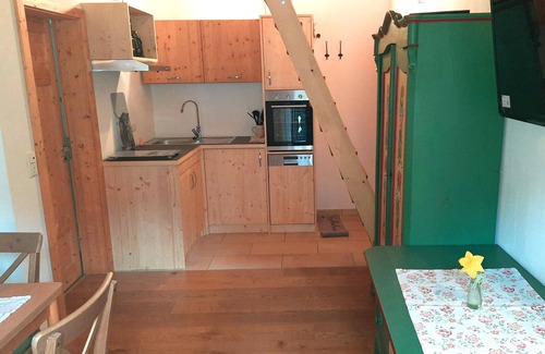 Aschau im Chiemgau Apartment | Cozy Ferienwohnung Juchhee with Balcony & Family Amenities