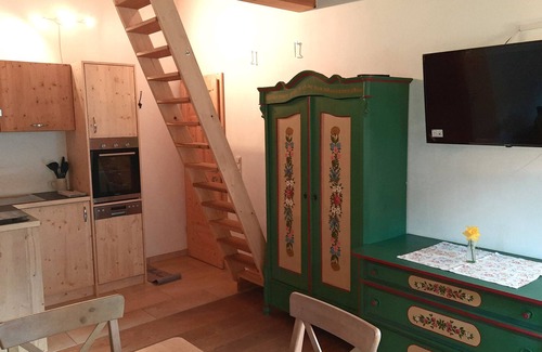 Aschau im Chiemgau Apartment | Cozy Ferienwohnung Juchhee with Balcony & Family Amenities