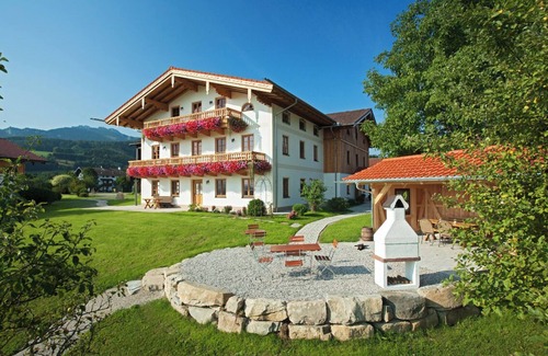 Bernau am Chiemsee Apartment | Inviting Ferienwohnung Hochgern: Family-Friendly Retreat