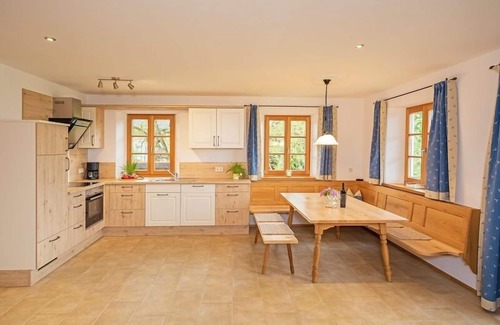 Bernau am Chiemsee Apartment | Family-Friendly Ferienwohnung König Ludwig with Kitchen Access