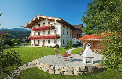 Bernau am Chiemsee Apartment | Family-Friendly Ferienwohnung König Ludwig with Kitchen Access