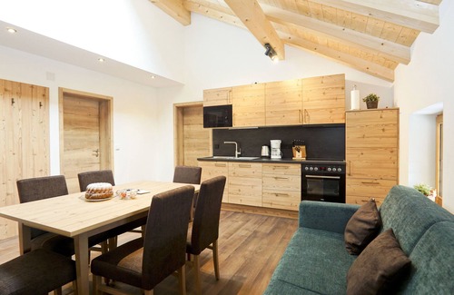 Staudach-Egerndach Apartment | Spacious Ferienwohnungen for Families with Kitchen & WiFi
