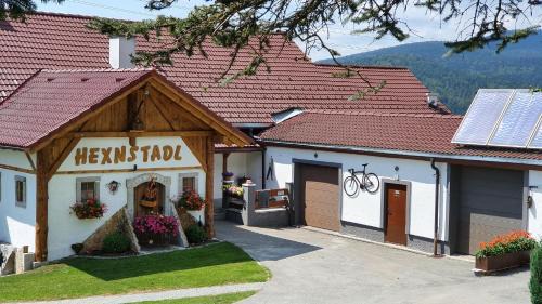 Ulrichsberg Apartment | Pet-Friendly Helis Ranch with Pool & Hot Tub Awaits You