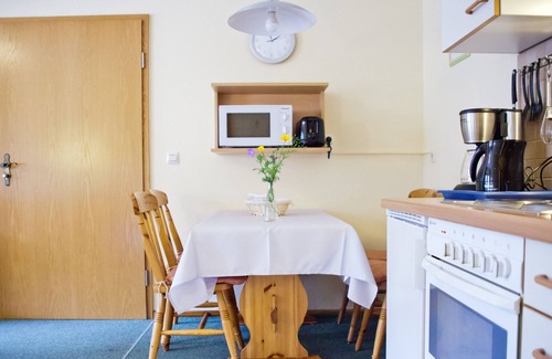 Todtnau Apartment | Cozy Ferienwohnung 1 Esche: Ideal for Couples, Breakfast Included