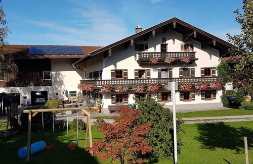 Grabenstatt Apartment | Cozy Dachgeschoss Ferienwohnung for 2-4 Guests, Child-Friendly