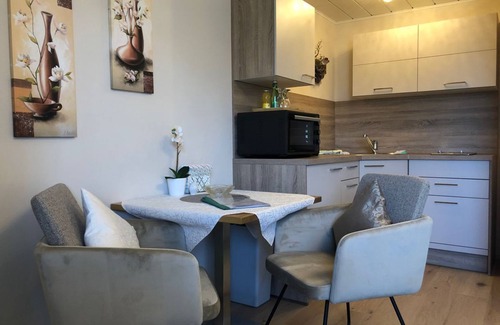 Abersee Apartment | Cozy 1-Bedroom Apartment at Gästehaus Kloibergütl