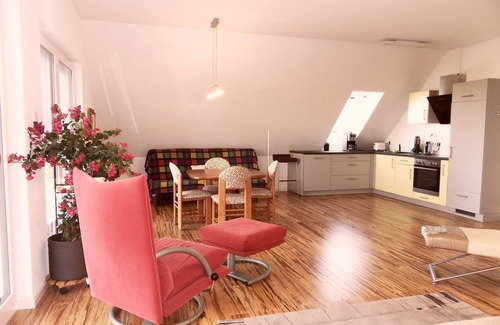 Pfrondorf Apartment | Ideal Ferienwohnung 1A with Sonnenterrasse and Kitchen