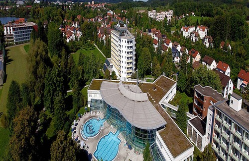 Bad Waldsee Apartment | Cozy Ferienwohnung for 2 with Kitchen & Breakfast Included