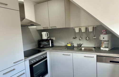 Bad Konigshofen Apartment | Cozy 1-Bedroom Apartment with Ocean View & Breakfast