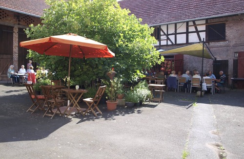 Friedewald Apartment | Cozy Ferienwohnung for 2 with Kitchen & Breakfast Included