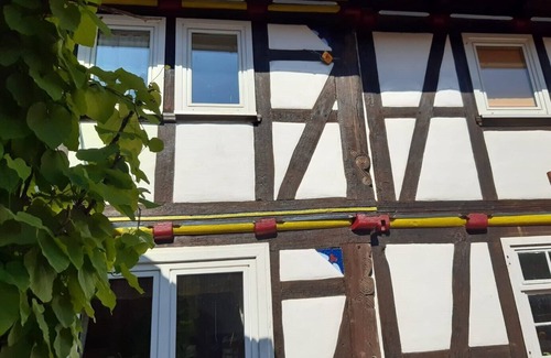 Friedewald Apartment | Cozy Ferienwohnung for 2 with Kitchen & Breakfast Included