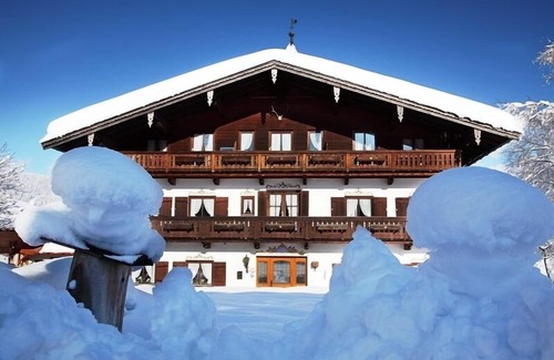 Reit im Winkl Apartment | Exceptional Ferienwohnung with Spa & Family-Friendly Amenities