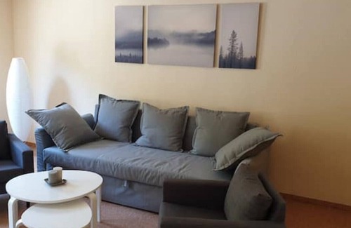 Mellenbach-Glasbach Apartment | Cozy Ferienwohnung 5 Alte Schule with Breakfast & Child Care