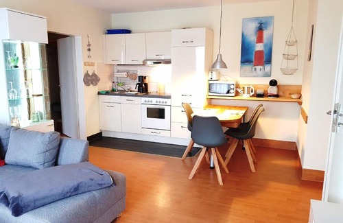 Lobbe Apartment | Cozy Retreat at Ferienwohnung 5 in Strandhaus Lobbe