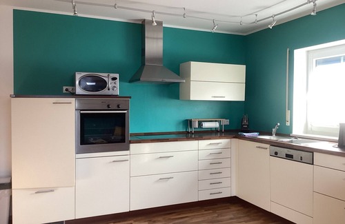 Burglengenfeld Apartment | Cozy Dachgeschoss Ferienwohnung with Kitchen & Breakfast