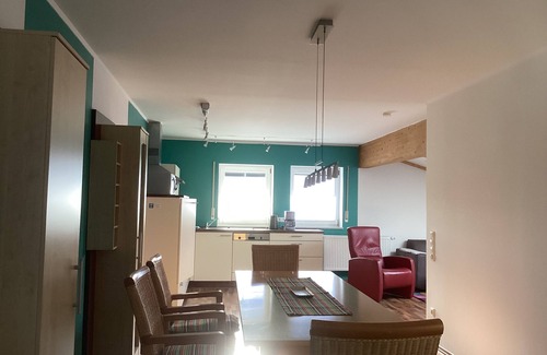 Burglengenfeld Apartment | Cozy Dachgeschoss Ferienwohnung with Kitchen & Breakfast