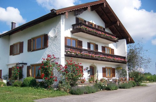 Teisendorf Apartment | Cozy Retreat for 2-5 Guests with Balcony & Kitchen Access