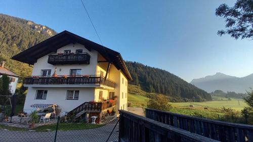Reutte Apartment | Child-Friendly Ferienwohnung Abendspitzblick with High Ratings