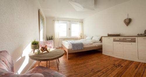 Nuchel Apartment | Cozy Adolfshof 2: Family-Friendly Stay with Breakfast & Fireplaces